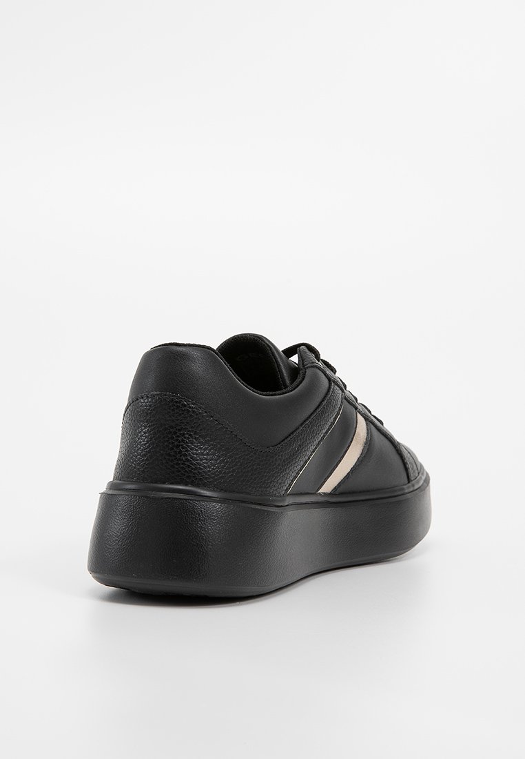 Baskets en cuir noir avec une finition lisse, bout rond et dos texturé, ornées d'une bande beige contrastante sur le côté.