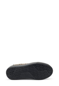 Scarpa con stampa leopardata e suola in gomma testurizzata, caratterizzata da una base nera e dettagli di design sottili per una maggiore presa e durata.
