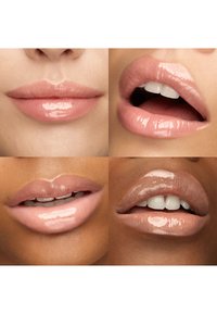 Quatre gros plans de lèvres diverses avec un gloss nude-rose brillant, certaines lèvres légèrement entrouvertes montrant des dents ou la langue.