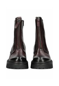 Botas de cuero hasta el tobillo en burdeos con punta y suela negras. Presentan dos cremalleras laterales y suela de goma texturizada para mayor agarre.