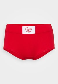 Crvene pamučne gaćice s širokim pojasom na kojem se nalazi bijela oznaka s otisnutim natpisom "Calvin Klein" u kurzivu. Klasični oblik i glatka tekstura.