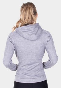 Grijze hoodie met een gestructureerde afwerking, aansluitend ontwerp en lange mouwen. Bevat een kangoeroezak en subtiele branding aan de zoom.