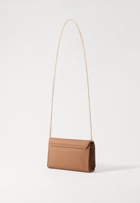 Love Moschino SMART DAILY BAG LAMINATED - Soma ar siksnu pāri ķermenim - cammello