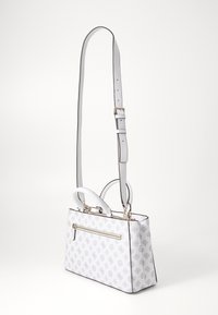 Borsa bianca con un design strutturato, superficie a motivo, dettagli dorati, manici superiori doppi e una tracolla staccabile.