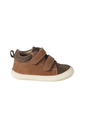 Brauner und dunkelbrauner Kleinkindschuh mit zwei Klettverschlüssen und weißer Gummisohle, seitlich auf weißem Hintergrund gesehen.