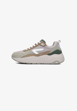 Schoen met een beige en groene kleurenpalet, een textuur-mesh bovenwerk, suede accenten en een dikke witte rubberen zool.
