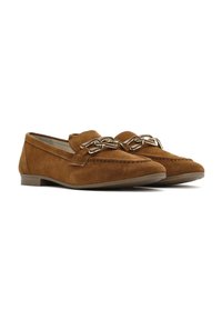 Suède loafers in een rijke bruine kleur met een kettingaccent over de wreef. Platte zool met een gladde textuur en een minimalistisch ontwerp.