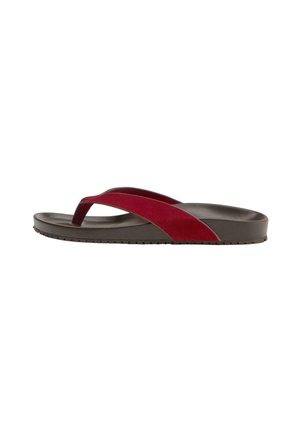 Sandale plate marron avec semelle coussinée et large bride en tissu rouge traversant le pied et entre les orteils.