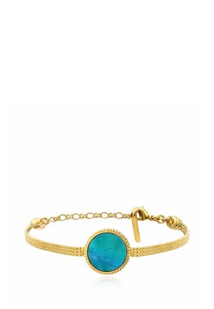 Bracelet en or avec un bracelet texturé qui présente une pierre ronde bleu-vert au centre et un fermoir à chaîne pour un ajustement de la taille.