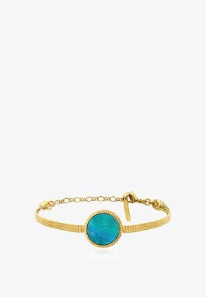 Bracelet en or avec un bracelet texturé qui présente une pierre ronde bleu-vert au centre et un fermoir à chaîne pour un ajustement de la taille.