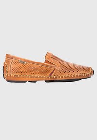 Zapatos de charol marrón de uso fácil con diseño perforado, detalles cosidos, suela plana y punta redonda. El acabado texturizado mejora la transpirabilidad.