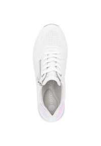 Baskets blanches avec tige perforée, fermeture à lacets et fermeture éclair sur le côté. Présente des accents irisés sur le talon. Semelle intérieure texturée.