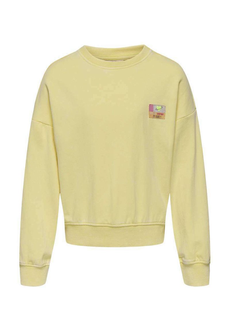 Un sweat-shirt jaune à col rond, avec des poignets et un ourlet côtelés, et un petit écusson aux accents multicolores sur le côté gauche de la poitrine.