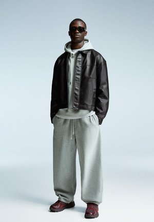 Bershka Keinonahkatakki - black