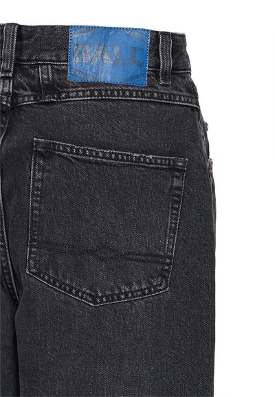 Črne denim hlače z modrim usnjenim znakom z logotipom "BALL". Oblika vključuje en zadaj žep z vidnimi šivi.