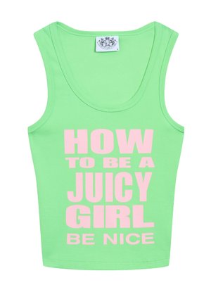 Grünes geripptes Tanktop mit breiten Trägern, versehen mit fettem pinken Text: "WIE MAN EIN JUICY GIRL WIRD SEI NETT." Glatte Textur, lässiges Design.