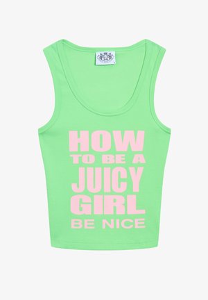 Grünes geripptes Tanktop mit breiten Trägern, versehen mit fettem pinken Text: "WIE MAN EIN JUICY GIRL WIRD SEI NETT." Glatte Textur, lässiges Design.