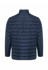 Veste matelassée bleu marine avec un design capitonné, dotée d'un col montant et de manches longues. Le tissu semble lisse avec une texture légère.