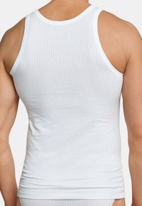 Weißes, geripptes Tanktop mit passgenauer Silhouette, rundem Halsausschnitt und breiten Trägern, das aus einem glatten, dehnbaren Stoff besteht.
