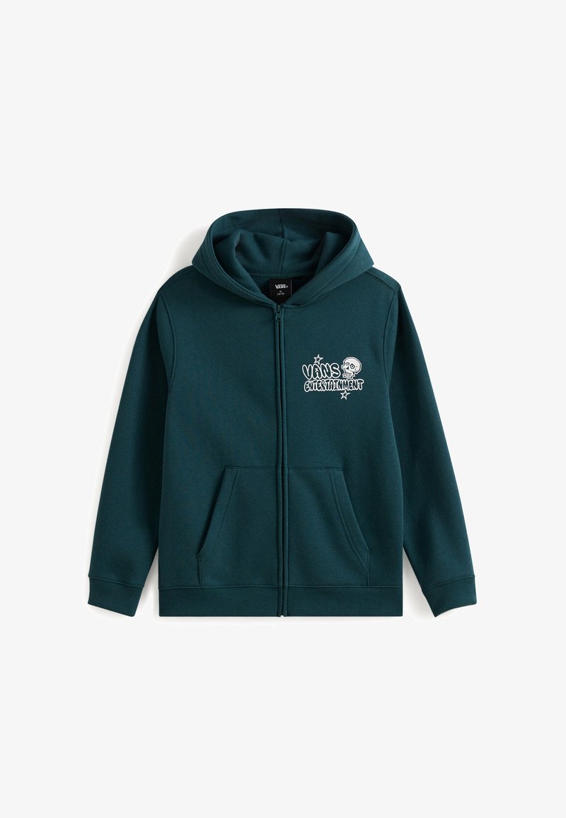 Sudadera con cremallera color verde azulado, hecha de tela suave, con un bolsillo tipo canguro y el logo bordado de "Vans Entertainment" con una calavera y estrellas.