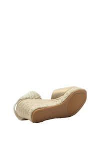 Beżowe sandały w stylu espadryli z plecionym wierzchem, zamkniętą piętą oraz masywnym, jasnobrązowym obcasem. Gumowa podeszwa dla lepszej przyczepności.