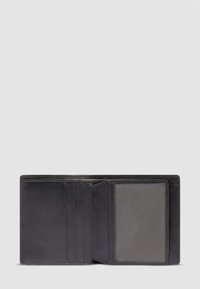 Portafoglio pieghevole in pelle nera con più scomparti per carte e una finestra trasparente per l'ID su uno sfondo grigio.