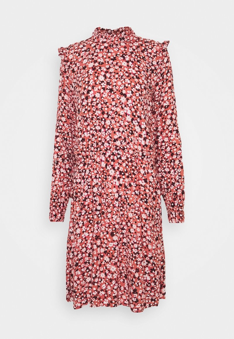 Robe corail à manches longues avec un petit imprimé floral blanc et rose foncé, col montant à volants et taille froncée avec jupe évasée.