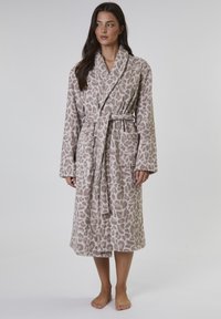 Leopardprint badekåbe i blødt, tekstureret stof med bælte i taljen, lange ærmer og to forlommer. Farveskema: beige og brun.