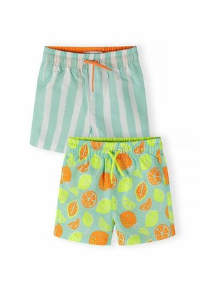 Dwie pary dziecięcych szortów kąpielowych: jedne w pionowe białe i miętowo-zielone paski z pomarańczowym sznurkiem, drugie z nadrukiem owoców cytrusowych i limonkowym sznurkiem.