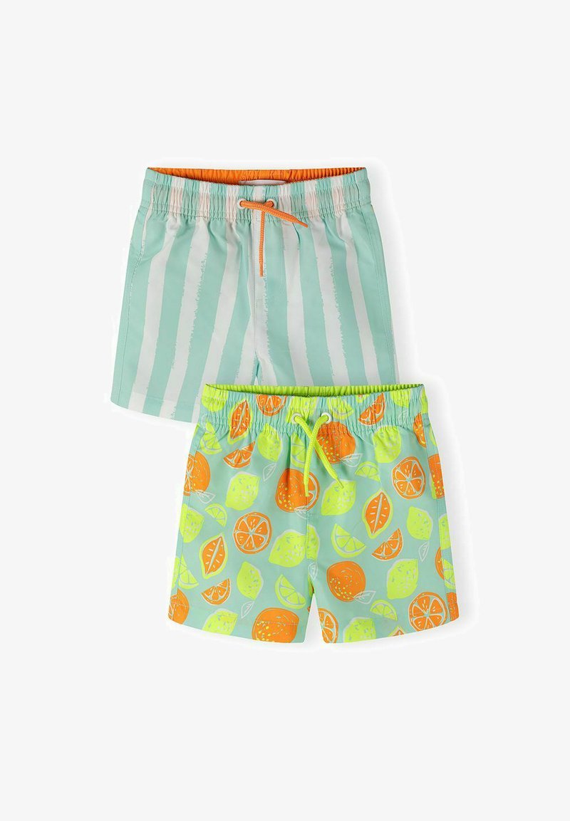 Deux paires de shorts de bain pour enfants : une avec des rayures verticales blanches et vert menthe et un cordon de serrage orange, l'autre avec un imprimé de fruits agrumes et un cordon de serrage couleur citron vert.