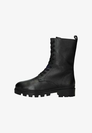 Bottines de combat noires à lacets en cuir texturé, dotées d'un tige haute, d'une semelle en caoutchouc robuste et de détails de couture renforcés.