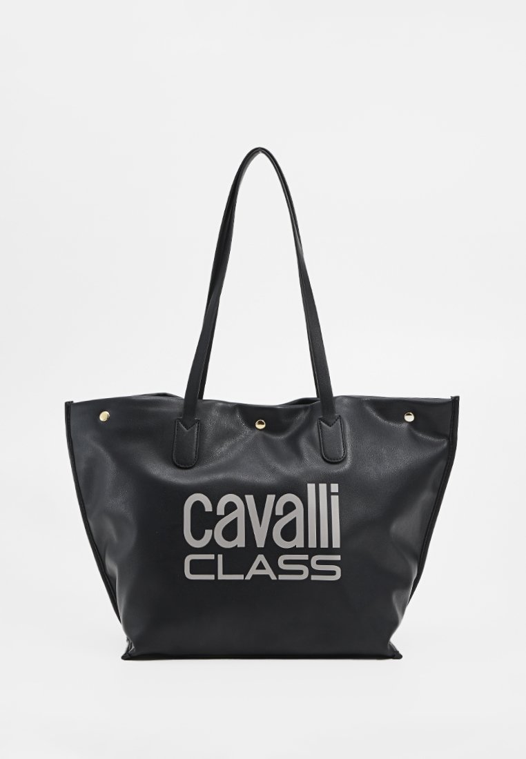 Schwarze Tragetasche aus strukturiertem synthetischem Leder, mit zwei langen Griffen und dem auffälligen silbernen "cavalli CLASS" Logo auf der Vorderseite.