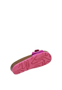 Rosa sandal med en texturerad gummiyttersula, korkfotbädd och en tygrem med logotypaccent. Designen är platt och sportig.
