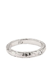 Silberring mit einer strukturierten, unebenen Oberfläche. Der Ring ist schmal und besitzt einen kleinen, eingelassenen Steinakzent. Gravuren auf der Innenseite.