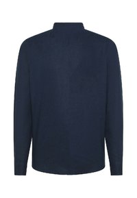 Camicia a maniche lunghe blu navy con colletto alto, taglio dritto e polsini con bottoni. Realizzata in un tessuto liscio con un design informale.