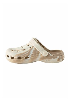 Sabot slip-on marmorat bej și maro deschis cu găuri de ventilație și o curea reglabilă la călcâi.