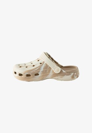 Sabot slip-on marmorat bej și maro deschis cu găuri de ventilație și o curea reglabilă la călcâi.