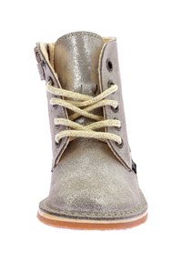 Vista frontale di una scarpa alta metallica silver con lacci beige e suola marrone chiaro, isolata su sfondo bianco.