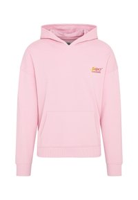 Sweat à capuche rose en tissu doux avec une poche avant, des épaules tombantes, et un logo jaune et orange sur le côté supérieur gauche.