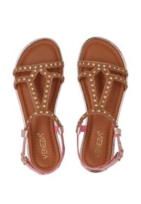 Braune Sandalen mit goldenen und rosa dekorativen Riemen, verziert mit Edelsteinen, verstellbarem Knöchelverschluss und einer glatten, abgerundeten Zehenpartie.