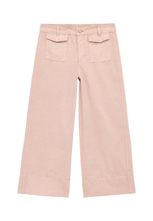 Weit geschnittene pinke Hose mit Gürtelschlaufen, Knopfverschluss, zwei vorderen Klappentaschen und sichtbaren Nähten auf weißem Hintergrund.
