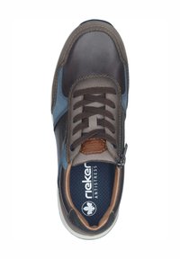 Sneakers en cuir marron avec des accents bleus, dotés de lacets ronds, d'une fermeture éclair sur le côté et d'une semelle intérieure texturée étiquetée "rieker antistress."
