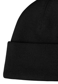 Zwarte gebreide beanie-muts met een omgeslagen rand, met een geribbelde textuur en een gladde afwerking. Het materiaal lijkt zacht en elastisch.