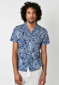 Kurzarmpullover-Hemd in Marineblau mit weißen abstrakten, wirbelnden Mustern, ausgestattet mit einem Campkragen und einem lockeren Schnitt.