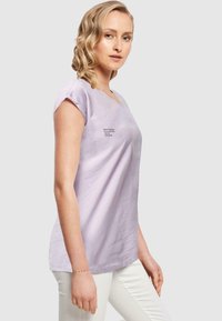 Merchcode LIFE EXTENDED SHOULDER  - T-shirts print - lilac