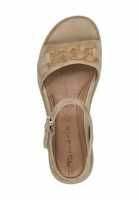 Beige Wildledersandale mit einem breiten Riemen mit Kettendesign, verstellbarem Knöchelriemen und gepolsterter Innensohle für Komfort.