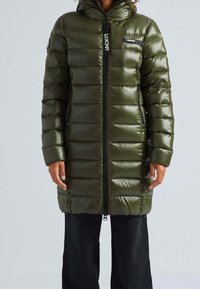 Olivově zelená prošívaná bunda s kapucí, se zipem vpředu, horizontálním prošíváním a černými detaily. Hladká, lesklá textura.