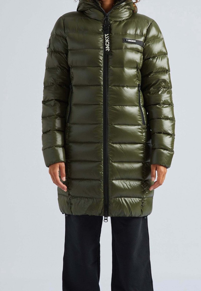 Olivově zelená prošívaná bunda s kapucí, se zipem vpředu, horizontálním prošíváním a černými detaily. Hladká, lesklá textura.