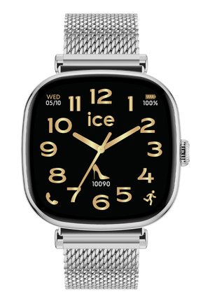 Reloj inteligente con correa de malla plateada, esfera negra, números y manecillas dorados, mostrando las 10:09:36, fecha miércoles 05/10, batería al 100%, contador de pasos 10090 y iconos de actividad.