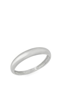 Anneau en argent avec une surface lisse et polie, présentant un design simple et arrondi avec une finition propre et sans joint.